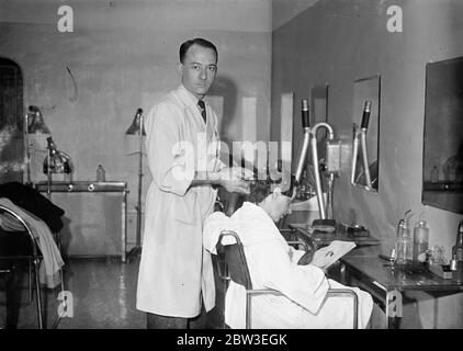 Le coiffeur de Princess Marina pour aider à préparer la mariée royale pour le mariage de hjer . M Gaude de Paris . Novembre 1934 Banque D'Images