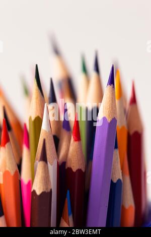 De nombreux crayons de couleur différents pour les enfants sont rassemblés. Banque D'Images