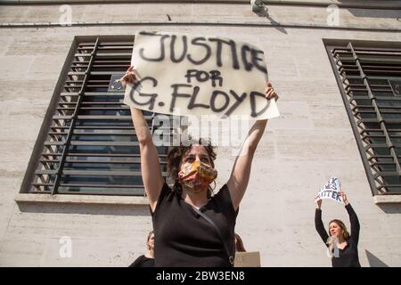 Roma, Italie. 29 mai 2020. L'actrice italienne Blu Yoshimi lors du sit-in devant l'ambassade des États-Unis à via Veneto à Rome, organisée par un groupe de militants, dont les actrices italiennes Blu Yoshimi, Beatrice Grannò, Irene Vetere, Daphne Scoccia, Ileana d'Ambra, Lidia vitale, Demander justice pour l'assassinat de George Floyd par le policier Derek Chauvin à Minneapolis. (Photo de Matteo Nardone/Pacific Press) crédit: Agence de presse du Pacifique/Alamy Live News Banque D'Images