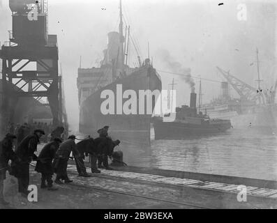 L'Aquitania a été maintenue pendant seize heures et demie à Cowes par le brouillard dense . La photo montre l'amarrage de l'Aquitania dans le brouillard à Southampton . 21 décembre 1935 Banque D'Images