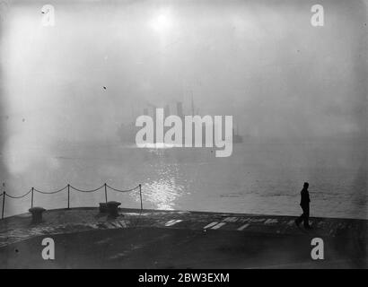 L'Aquitania a été maintenue pendant seize heures et demie à Cowes par le brouillard dense . La photo montre l'amarrage de l'Aquitania dans le brouillard à Southampton . 21 décembre 1935 Banque D'Images