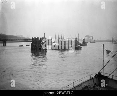 Woolwich Pier remorqué sur la rivière pour révision . Woolwich a temporairement perdu son quai , car il est maintenant sur son chemin vers le bas de la rivière pour quai sec où il doit être réparé et révisé . Deux remorqueurs effectuent le remorquage . Photos montre , remorquage de Woolwich Pier en bas de la rivière au quai sec pour révision . 11 mars 1936 Banque D'Images