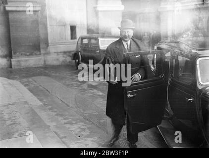 M Flandin arrive pour les signataires de Locarno qui se réunissent sur la réoccupation Germen de la Rhénanie à Paris . Des représentants des signataires du Pacte de Locarno ( à l'exception de l'Allemagne ) se sont réunis à Paris pour discuter de la réoccupation de la zone démilitarisée par Hitler. Les pays sont la Grande-Bretagne , la France , l'Italie et la Belgique . M Flandin , ministre français des Affaires étrangères , demande le retrait des troupes allemandes de la Rhénanie . Phot montre M Flandin, ministre français du Forign , arrivant au quai d' Orsat pour la conférence . 10 mars 1936 Banque D'Images