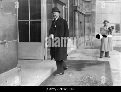 M Flandin arrive pour les signataires de Locarno qui se réunissent sur la réoccupation Germen de la Rhénanie à Paris . Des représentants des signataires du Pacte de Locarno ( à l'exception de l'Allemagne ) se sont réunis à Paris pour discuter de la réoccupation de la zone démilitarisée par Hitler. Les pays sont la Grande-Bretagne , la France , l'Italie et la Belgique . M Flandin , ministre français des Affaires étrangères , demande le retrait des troupes allemandes de la Rhénanie . Phot montre M Flandin, ministre français du Forign , arrivant au quai d' Orsat pour la conférence . 10 mars 1936 Banque D'Images