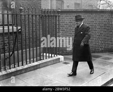 La chancelière arrive avec sa femme pour la réunion du cabinet . Sir Kingsley Wood à la réunion du Cabinet . Une réunion du Cabinet s'est tenue à Downing Street, lorsque la situation provoquée par la réoccupation de la Rhénanie par l'Allemagne a été examinée . Expositions de photos , Sir Kingsley Wood , ministre de la Santé , arrivée . 9 mars 1936 Banque D'Images