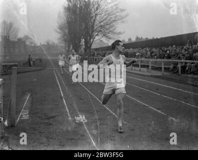 Fin de la demi-mile à Cambridge University sports . Les sports de l'Université de Cambridge ont eu lieu sur le terrain de l'Université ( Fenner ' s ) à Cambridge . Photos montre , M J K Sullivan ( Shrewesbury et Jésus ) gagnant le demi-mile avec I V Hope ( Stowe et Trinity ) deuxième . Le temps des gagnants était de 1 minute 58 . 4 secondes . 7 mars 1936 Banque D'Images