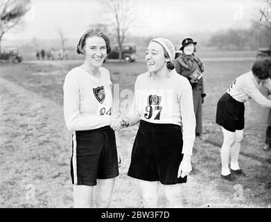 Venu de Paris pour gagner la première course sur route des Jeux Olympiques de Londres . Mme Paysant , qui avant son mariage était Miss Ruth Christmas , une coureur internationale bien connue , est venu spécialement de Paris pour participer à la première course sur route des Olympiades de Londres , qu'elle a gagné , tenue sur un 2 1 / 2 miles à Wimbledon . Mme Paysant est récemment devenue la championne nationale de France de la Croix-pays et titulaire du titre de pays du Sud de la France . Bien qu'elle ait remporté la course des Olympiades de Londres , Mme Paysant a remis le prix à Mlle L Smith , qui est arrivée deuxième . Photos , Mme Paysant ( à gauche ) félicitant Mlle L Smith après la course . Banque D'Images