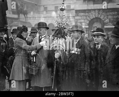 Johnny jingling au défilé annuel des régiments irlandais dissous . Le défilé annuel de l'Association des anciens camarades des cinq régiments irlandais dissous , du Royal Irish de 18 , des Connaught Rangers , du Leinster Regiment , du Royal Munster Fusiliers et des Royal Dublin Fusiliers dirigés par des cornemuses des London Irish Rifles , Défilé des gardes à cheval au Cenotaph , où des couronnes ont été placées lors de leur défilé annuel de la Saint Patrick . Photos , Mlle Sheila Dryden présentant le shamrock au Sergent Major Gough ( fin Connaught Rangers 0 qui porte ' Jingling Johnny ' capturé pendant le Banque D'Images