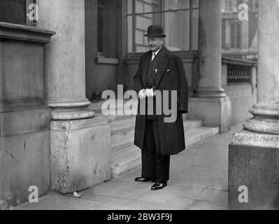 Réunion des délégués de Docarno déjeuner ensemble à l'ambassade de France . M Flandin , le ministre français des Affaires étrangères , M. Anthony Eden , le ministre britannique des Affaires étrangères , et d'autres délégués à la réunion de Locarno à Londres, avec un togomètre en lunch à l'ambassade de France . Photos , M Flandin arrivant à l'Ambassade de France . 12 mars 1936 Banque D'Images