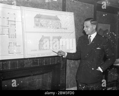 Design choisi par le Roi pour la maison de cadeau Jubilé . M. C Beresford Marshall avec son design pour la maison de présentation . 21 janvier 1935 Banque D'Images