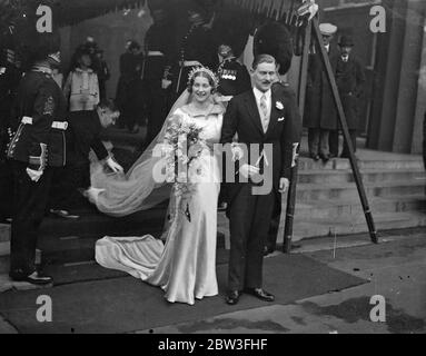 Les poignées de main de mariée au mariage de la chapelle des gardes . Le mariage de M. R H Lomer et de Mlle Stafford King Harman a eu lieu à la Chapelle militaire royale , caserne Wellington , Londres . 29 janvier 1935 Banque D'Images