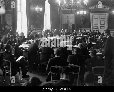 Un nouveau traité naval de trois puissances signé au palais de St James . Le nouveau traité naval de trois puissances qui remplacera les traités de Londres et de Washington à leur expiration à la fin de cette année , a été signé par la Grande-Bretagne , la France et les Etats-Unis , Lors d'une séance plénière de la Conférence navale de Londres dans la salle de dessin de la Reine Anne du Palais Saint-James . Bien qu'il ne s'agisse que d'un pacte de pouvoir à trois, le traité est laissé ouvert à l'inclusion possible du Japon , dont les délégués se sont récemment retirés de la Conférence , et de l'Italie , " après quatre mois de travail, il a été convenu que les pouvoirs s'en soient dérois Banque D'Images