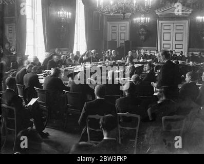 Un nouveau traité naval de trois puissances signé au palais de St James . Le nouveau traité naval de trois puissances qui remplacera les traités de Londres et de Washington à leur expiration à la fin de cette année , a été signé par la Grande-Bretagne , la France et les Etats-Unis , Lors d'une séance plénière de la Conférence navale de Londres dans la salle de dessin de la Reine Anne du Palais Saint-James . Bien qu'il ne s'agisse que d'un pacte de pouvoir à trois, le traité est laissé ouvert à l'inclusion possible du Japon , dont les délégués se sont récemment retirés de la Conférence , et de l'Italie , " après quatre mois de travail, il a été convenu que les pouvoirs s'en soient dérois Banque D'Images