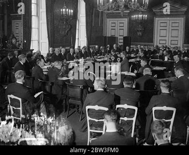 Un nouveau traité naval de trois puissances signé au palais de St James . Le nouveau traité naval de trois puissances qui remplacera les traités de Londres et de Washington à leur expiration à la fin de cette année , a été signé par la Grande-Bretagne , la France et les Etats-Unis , Lors d'une séance plénière de la Conférence navale de Londres dans la salle de dessin de la Reine Anne du Palais Saint-James . Bien qu'il ne s'agisse que d'un pacte de pouvoir à trois, le traité est laissé ouvert à l'inclusion possible du Japon , dont les délégués se sont récemment retirés de la Conférence , et de l'Italie , " après quatre mois de travail, il a été convenu que les pouvoirs s'en soient dérois Banque D'Images