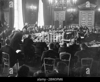 Un nouveau traité naval de trois puissances signé au palais de St James . Le nouveau traité naval de trois puissances qui remplacera les traités de Londres et de Washington à leur expiration à la fin de cette année , a été signé par la Grande-Bretagne , la France et les Etats-Unis , Lors d'une séance plénière de la Conférence navale de Londres dans la salle de dessin de la Reine Anne du Palais Saint-James . Bien qu'il ne s'agisse que d'un pacte de pouvoir à trois, le traité est laissé ouvert à l'inclusion possible du Japon , dont les délégués se sont récemment retirés de la Conférence , et de l'Italie , " après quatre mois de travail, il a été convenu que les pouvoirs s'en soient dérois Banque D'Images