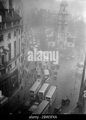 Embouteillage dans Strand et Fleet Street . L'un des pires blocages de Londres pendant des mois a entraîné un arrêt virtuel du trafic, de Ludgate Circus à The Strand . Photos , vue sur Fleet Street depuis le Strand à la hauteur de la confiture . 4 février 1935 Banque D'Images