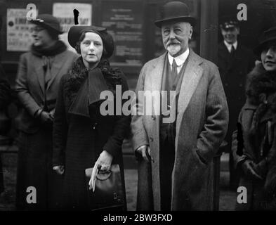 Sir James Heath épouse au bureau d'enregistrement de Londres . 6 février 1935 Banque D'Images