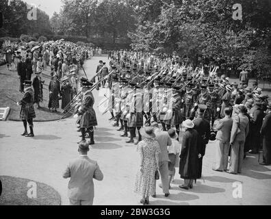 Le duc de Connaught inspecte le yéomen du corps du roi , la célébration du 450 anniversaire de la Fondation Yeoman . Yeoman warders marche . 28 juin 1935 Banque D'Images