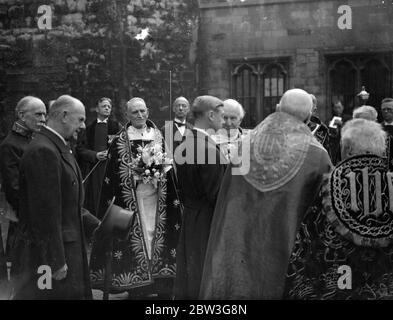 Le roi Edward lui-même a participé à la cérémonie de distribution de l'argent de Maundy à l'abbaye de Westminster, qui a eu lieu jeudi à Maundy, il y a 60 ans. Ce n'est que la deuxième fois qu'un roi régnant assiste au service en 200 ans . Le regretté King George était présent en 1934 . Au service, le roi a remis les pièces spécialement conçues à autant d'hommes et de femmes âgés méritants qu'il a des années d'âge , 42 . Quatre-vingt-quatre personnes ont bénéficié . Les messieurs de l'Almonry royal portaient des serviettes pendant la cérémonie pour symboliser le temps , il y a cent ans , quand le roi a lavé les pieds des pauvres . Photos , t Banque D'Images