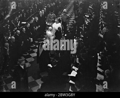 Le roi Edward VIII lui-même a participé à la cérémonie de distribution de l'argent de Maundy à l'abbaye de Westminster le jeudi de Maundy, vieux de 60 ans. Ce n'est que la deuxième fois qu'un roi régnant assiste au service en 200 ans . Le regretté King George était présent en 1934 . Au service, le roi a remis les pièces spécialement conçues à autant d'hommes et de femmes âgés méritants qu'il a des années d'âge , 42 . Quatre-vingt-quatre personnes ont bénéficié . Les messieurs de l'Almonry royal portaient des serviettes pendant la cérémonie pour symboliser le temps , il y a cent ans , quand le roi a lavé les pieds des pauvres . Spectacle de photos Banque D'Images