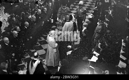 Le roi Edward VIII lui-même a participé à la cérémonie de distribution de l'argent de Maundy à l'abbaye de Westminster le jeudi de Maundy, vieux de 60 ans. Ce n'est que la deuxième fois qu'un roi régnant assiste au service en 200 ans . Le regretté King George était présent en 1934 . Au service, le roi a remis les pièces spécialement conçues à autant d'hommes et de femmes âgés méritants qu'il a des années d'âge , 42 . Quatre-vingt-quatre personnes ont bénéficié . Les messieurs de l'Almonry royal portaient des serviettes pendant la cérémonie pour symboliser le temps , il y a cent ans , quand le roi a lavé les pieds des pauvres . Spectacle de photos Banque D'Images
