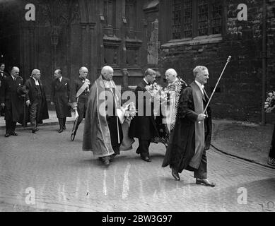 Le roi Edward lui-même distribue l'argent de Maundy lors d'une cérémonie historique . Le roi Edward lui-même a participé à la cérémonie de distribution de l'argent de Maundy à l'abbaye de Westminster, qui a eu lieu jeudi à Maundy, il y a 60 ans. Ce n'est que la deuxième fois qu'un roi régnant assiste au service en 200 ans . Le regretté King George était présent en 1934 . Au service, le roi a remis les pièces spécialement conçues à autant d'hommes et de femmes âgés méritants qu'il a des années d'âge , 42 . Quatre-vingt-quatre personnes ont bénéficié . Les messieurs de l'Almonry royal portaient des serviettes pendant la cérémonie pour symboliser le temps , cent ' s d'années Banque D'Images
