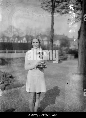 Kay Stammers bat Betty Nuthall dans Roehampton final . Mlle Kay Stammers a battu Mlle Betty Nuthall dans la finale des femmes célibataires des championnats de tennis de Surrey Hard court au Roehampton Club . Photos spectacles , Mlle Kay Stammers avec la tasse . 11 avril 1936 Banque D'Images