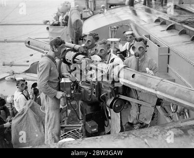 Une équipe de recherche de distance anti-avion à bord du HMS Furious en formation pendant la croisière Royal Naval Spring . 1936 Banque D'Images