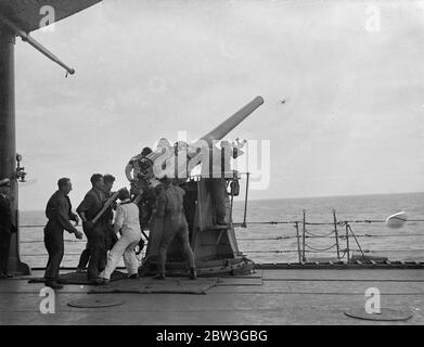 Une équipe anti-canon d'avion à bord du HMS Furious en formation pendant la croisière Royal Naval Spring . 1936 Banque D'Images