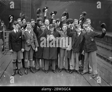 Les écoliers de Londres partent pour la Russie . Rencontrer des garçons finlandais dans un match de football . Le premier groupe de lycéens britanniques à visiter l' URSS , vingt garçons de l' école centrale de Barnsbury , Islington , ont quitté la gare de Cross du Roi , Londres , en route vers la Russie . Ils doivent visiter Copenhague et Helsingfora , où ils rencontreront une équipe de garçons finlandais qui ont pris le nom d'« Arsenal » dans un match de football . Les lycéens de Londres prennent un football autographié par chaque membre de l'équipe d'Arsenal et à la fin du match, le ministre britannique en Finlande présentera le ballon au Fin Banque D'Images