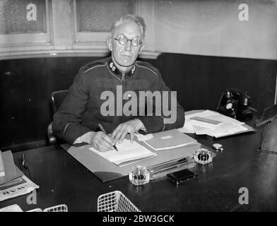 Nommé commandant territorial de l' armée du salut à Londres . Le lieutenant-commissaire Frank Barrett a reçu les félicitations des autres officiers du quartier général de la rue Queen Victoria , à Londres , suite à sa nomination comme commandant territorial de l'Armée du Salut à Londres . Le général Eva Booth tiendra la cérémonie d'installation à Newington Butts demain ( mardi ) . 12 octobre 1936 Banque D'Images