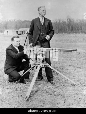 Nouvelle machine à canon américaine démontrée . Une nouvelle mitrailleuse , la mitrailleuse automatique Hudson , a été présentée au Major William Ray Baldwin , président de la compagnie de mitrailleuses automatiques de Washington . USA par Reginald W Hoagland a le champ de la Garde nationale , Anacostia , près de Washington . Photos , M. Reginald W Haagland ( à gauche ), démonstration de la nouvelle mitrailleuse au major William Ray Baldwin . Banque D'Images