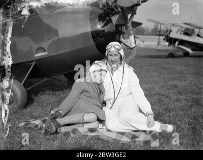 La première femme d'Angleterre acrobat rejoint le cirque aérien de l'Australie flyer . Fille du docteur Quads . Les premières femmes d'Angleterre acrobat , Mme Winifred Crossley , fille du Dr E R Harrison , le médecin qui a assisté à la naissance des quadriplets de St Neot a rejoint le cirque aérien de M. C W A Scott et doit visiter la Grande-Bretagne . Elle prépare à l'aérodrome de Hanworth avec son fils John, âgé de neuf ans et demi, pour la tournée qui commence demain ( mercredi ) . John l'accompagne sur tous ses vols . Photos montre , Mme Winifred Crossley avec son fils John dans le cockpit de son avion à Hansworth Aerodrom Banque D'Images