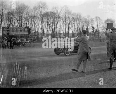 Seaman remporte la première grande course de la saison moyenne 66 . 33 mph . Conduire sa Maserati à une vitesse moyenne de 66 milles à l'heure , RJB Seaman The British Empire Trophy Race , première course de route classique britannique de la saison à Donington Park , près de Derby . P G Fairfield ( E R A ) était deuxième et D G Everitt ( Alfa Romeo ) troisième . Vingt-sept des plus grands pilotes de course de Grande-Bretagne ont participé et vingt mille spectateurs ont assisté à la course . Photos , R J B Seaman gagnant la course de Trophée de l'Empire britannique à Donington Park . 4 avril 1936 Banque D'Images