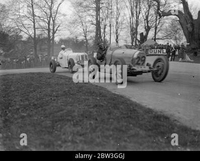 Seaman remporte la première grande course de la saison moyenne 66 . 33 mph . Conduire sa Maserati à une vitesse moyenne de 66 milles à l'heure , RJB Seaman The British Empire Trophy Race , première course de route classique britannique de la saison à Donington Park , près de Derby . P G Fairfield ( E R A ) était deuxième et D G Everitt ( Alfa Romeo ) troisième . Vingt-sept des plus grands pilotes de course de Grande-Bretagne ont participé et vingt mille spectateurs ont assisté à la course . Photos , N S Brocklebank de Bugatti et Cyril Paul , dans ERA à la épingle à cheveux . 4 avril 1936 Banque D'Images