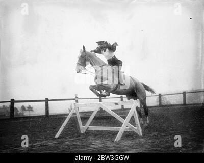 Répétition de cavalerie pour le tournoi Royal . Déselle leurs montages sur des sauts à couper le souffle et de réaliser les plus difficiles exploits avec de superbes chevaux , les troopers de l'école d'équitation à Weedon , Northamptonshire , sont réhéasring pour le tournoi Royal , qui s'ouvre à Olympia le mois prochain . Les hommes qui y participent sont choisis des unités de cavalerie de l'Armée britannique . Photos montre , trooper prend un saut sans l'aide de l'étrier ou de la rein . 14 avril 1936 Banque D'Images