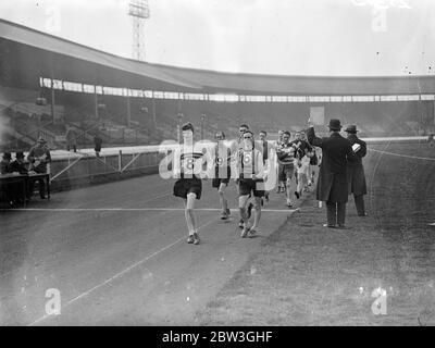 Stone gagne 11 kilomètres à pied à White City . V W Stone of Polytechnic Harrierss a remporté le championnat de marche de 11 miles de l'Association amateur d'athlétisme de la ville Blanche . Photos montre , donnant la position des concurrents sur le premier tour . 4 avril 1936 Banque D'Images