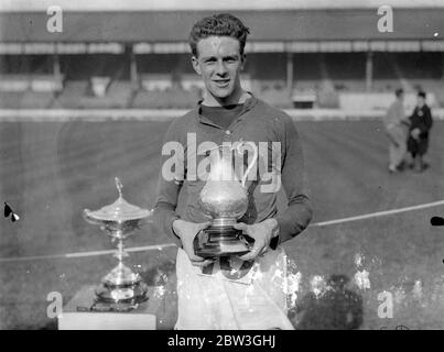 Stone gagne 11 kilomètres à pied à White City . V W Stone of Polytechnic Harriers a remporté le championnat de marche de 11 miles de l'Association amateur d'athlétisme de la ville Blanche . Photos montre , V W Stone avec la tasse . 4 avril 1936 Banque D'Images