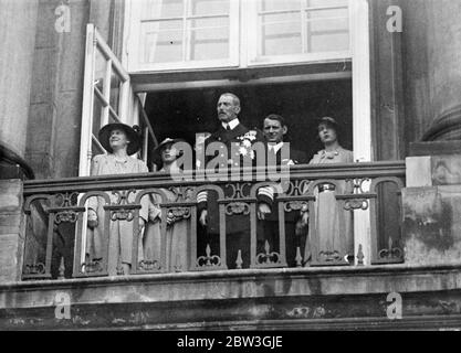 Roi du Danemark adresse 40000 agriculteurs du Palais Royal , avec la famille royale sur balcon . Quarante mille agriculteurs de toutes les régions du Danemark ont défilé au Palais Royal d'Amalienborg à Copenhague pour déposer un certain nombre de demandes devant le roi Christian . 30 juillet 1935 Banque D'Images