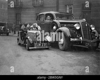 Voiture britannique la moins chère démontrée à Londres . À et un demi-cheval moteur voyage 80 miles sur gallon d'essence . La nouvelle voiture scouts . 2 avril 1935 Banque D'Images