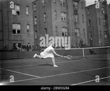 Mary Heeley bat Betty Nuthall en Paddington final . Mlle Betty Nuthall en jeu . 4 avril 1935 Banque D'Images