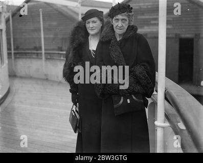 Princesse Marie Louise ( à droite ) à l'arrivée à Southampton . 30 mars 1935 Banque D'Images