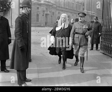 Pour la troisième fois seulement en 50 ans, un Levee a eu lieu au Palais de Buckingham . Le conseil du Levee se réunit au Palais St James , le Roi a décidé de tenir le Levee au Palais Buckingham . Photos , Capitaine John Stevenson et MR A J Ersking Hill , KC , MP , en partant après le lévee . 18 mars 1936 Banque D'Images