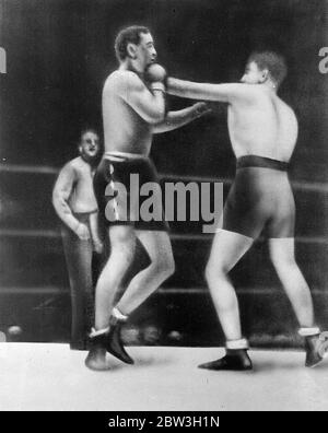 McAvoy ' s World title combat avec Lewis . Jock McAvoy , le champion britannique de poids moyen a combattu John Henry Lewis , l' américain coloré , pour le championnat mondial de poids lourd léger à Madison Square Garden , New York . Lewis a reçu le verdict sur les points après que le combat avait été les 15 tours complets . Photos , McAvoy menant avec une gauche à la mâchoire pendant le combat . 14 mars 1936 Banque D'Images