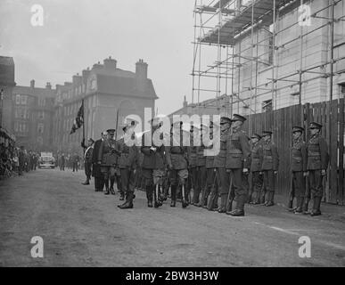 Le duc de Gloucester ouvre le nouveau siège du 10e London Regiment, dans la rue Hillman , Hackney . Le duc de Gloucester inspectant la garde d'honneur sous le commandement du major K H H Allen , 10e Régiment de Londres . 12 octobre 1935 Banque D'Images