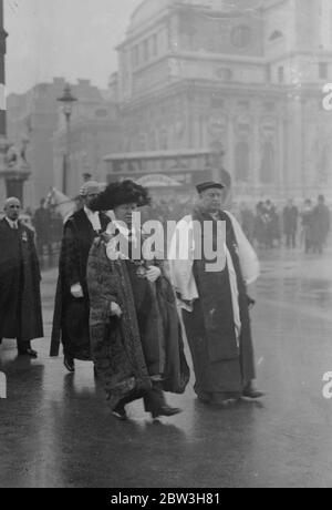 Le maire de Westminster salue les fusils de la reine à Westminster pour leur service Armistice . Le capitaine Dalton , D L le maire de Westminster , a pris le salut alors que les fusils de la Reine à Westminster et les fusils de la fonction publique ont défilé à l'abbaye de Westminster pour leur service annuel du dimanche de l'armistice . Photos , le maire de Westminster , le capitaine Dalton , au mois de mars , à l' abbaye . 10 novembre 1935 Banque D'Images