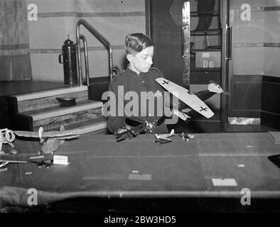 Ouverture de l'exposition des messagers de garçons du Bureau de poste . L'exposition de messagers de la poste s'est ouverte au King George V Hall du Central Telegraph Office , E C . La photo montre L G Powell , un messager de garçon , avec l'avion modèle qu'il a construit . 23 mars 1936 Banque D'Images
