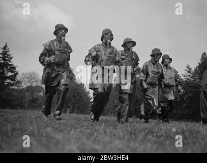 Sept cent cinquante Croix Rouge , VAD ' s participent à des exercices anti - gaz près de Winchester . Photos montre , infirmières , avec des masques à gaz qui se précipitent dans un champ pendant une attaque à gaz . 21 mai 1935 Banque D'Images