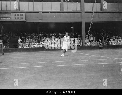 Jadwiga Jdrzejowska de Pologne dans les Championnats de tennis de pelouse de Wimbledon , femmes célibataires . 2 juillet 1935 Banque D'Images