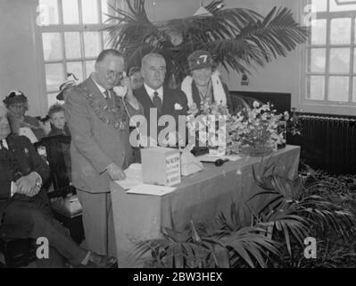 Le maire d'Islington ouvre un nouveau North Automatic Exchange et est présenté avec un téléphone ivoire . Photos ; le maire d'Islington , le conseiller H C Coleman , faisant le premier appel à la mairie sur son téléphone ivoire . 19 juin 1935 Banque D'Images